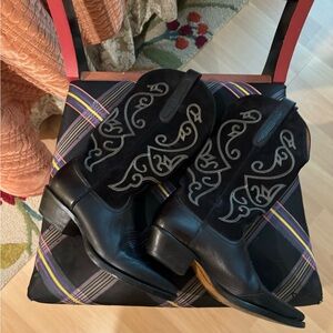80s cowboy boot from Nine West. Suede shaft with embroidered stitching.